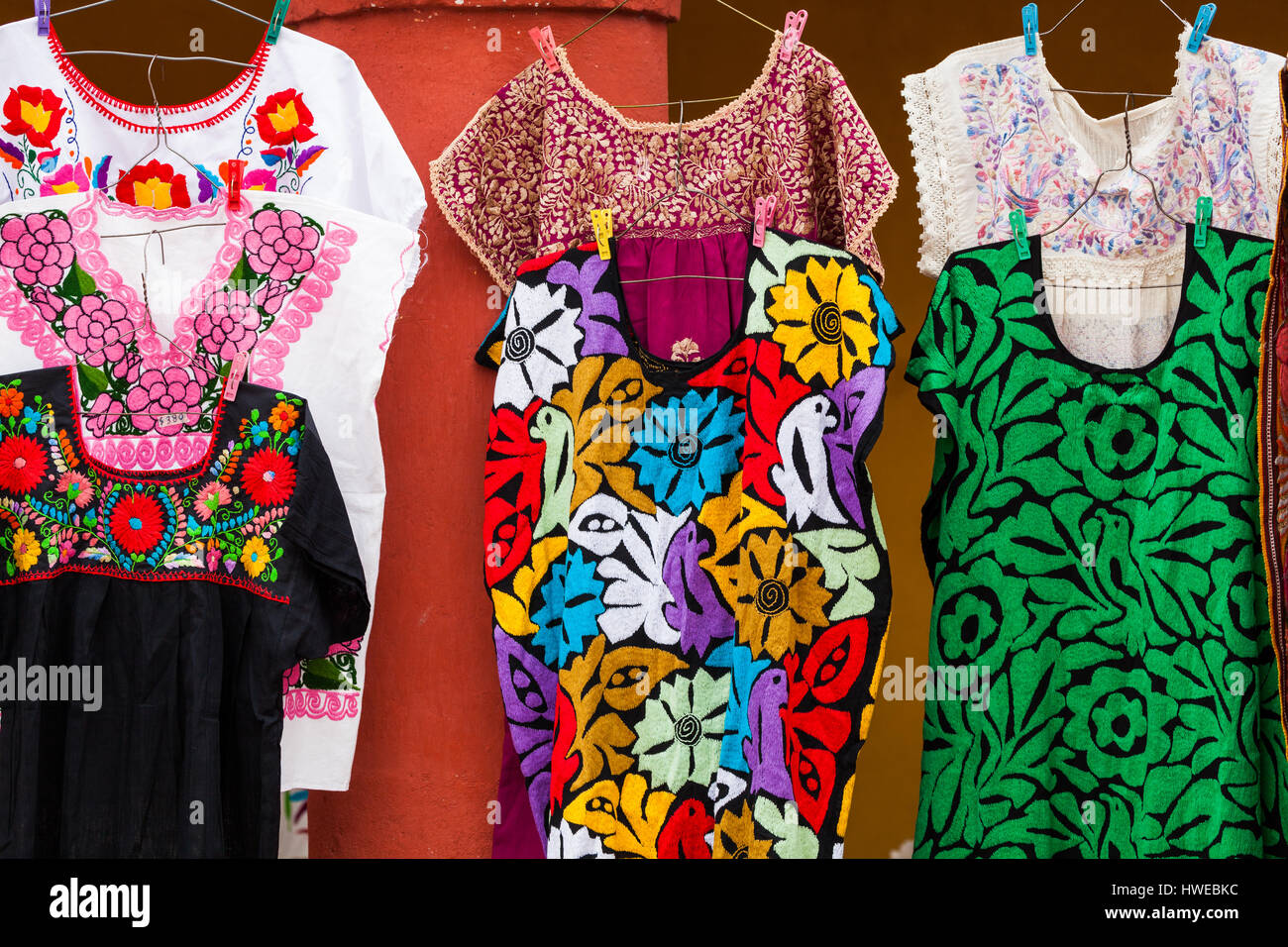 Handbestickte Kleider zum Verkauf in Atotonilco, Guanajuato, Mexiko. Stockfoto
