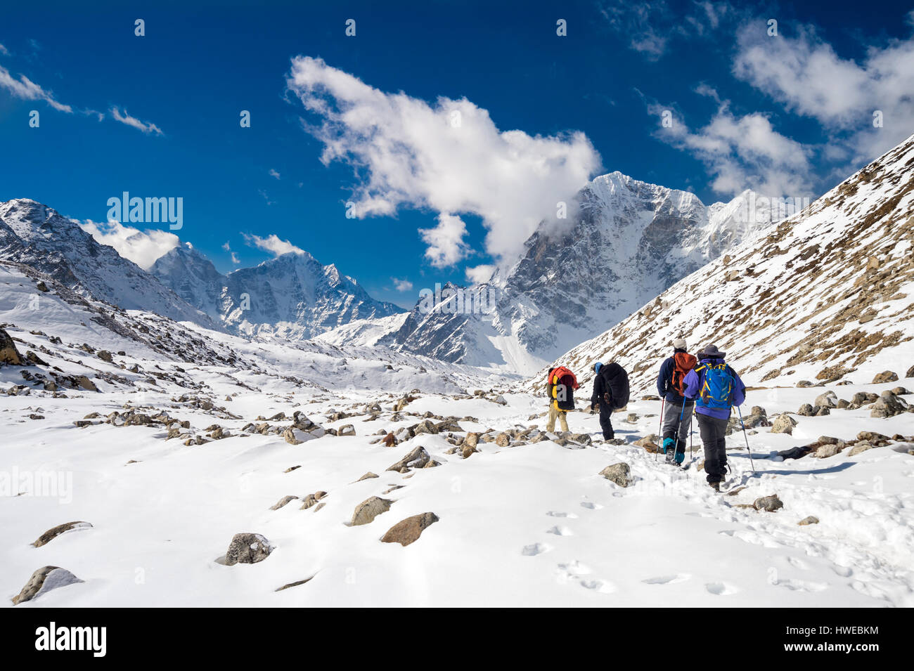 Sagarmatha Nationalpark, Nepal, 14. März 2015. Eine Gruppe von Wanderern und Sherpas geht zurück zum Everest Base Camp, in Nepal Stockfoto