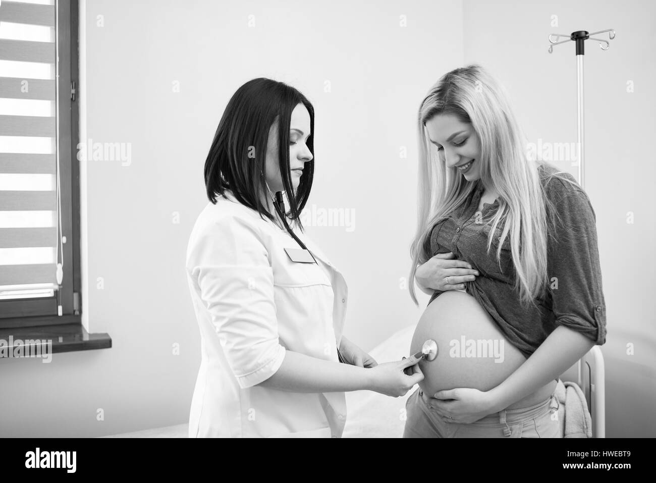 Schwangere Frau mit Ultraschall Scannen in der Klinik Stockfoto