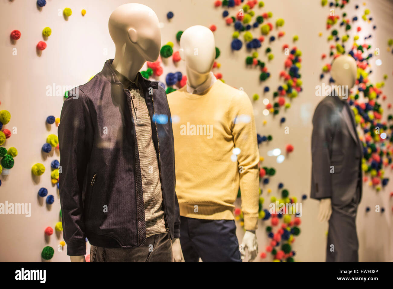 Mens Kleidung in einer legeren Fashion Store Stockfoto