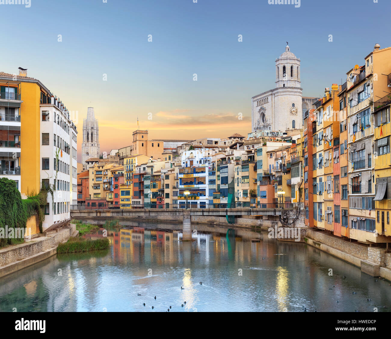 Girona Altstadt, Blick auf Fluss Onyar Stockfoto