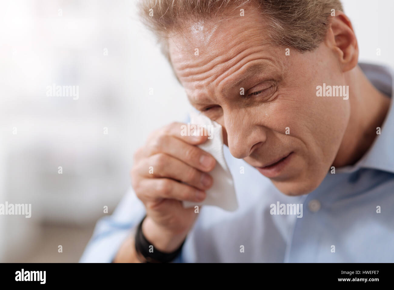 Nahaufnahme von kranker Mann auf der Suche nach unten Stockfoto