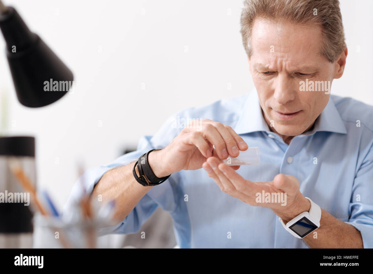 Ernster Mann Paket mit Medizin Stockfoto