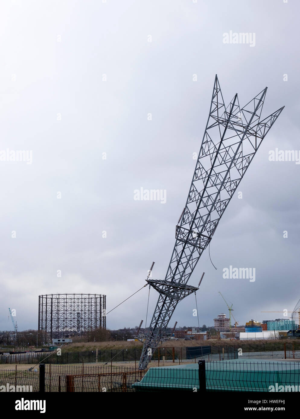 Invertierte Pylon - Installationskunst von Alex Chinneck, North Greenwich Peninsula, London Stockfoto