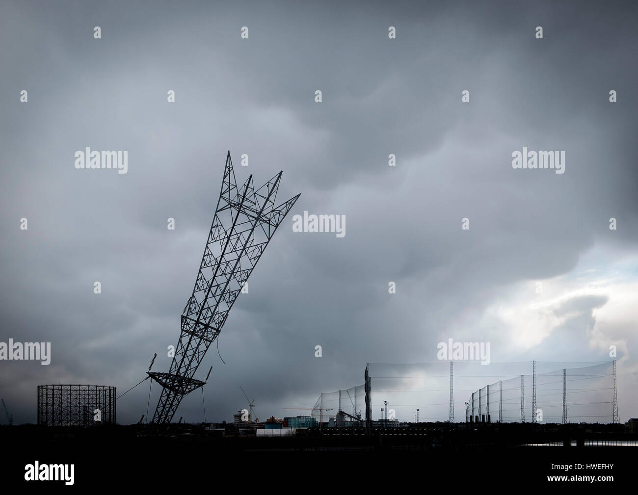 Invertierte Pylon - Installationskunst von Alex Chinneck, North Greenwich Peninsula, London Stockfoto