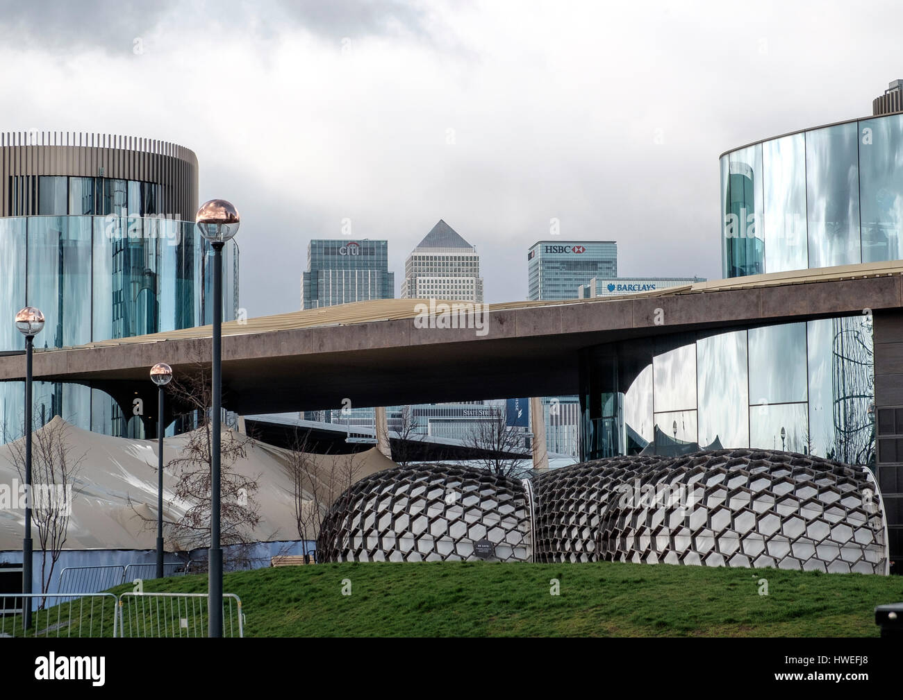 Blick durch North Greenwich Architektur gegenüber Canary Wharf towers Stockfoto