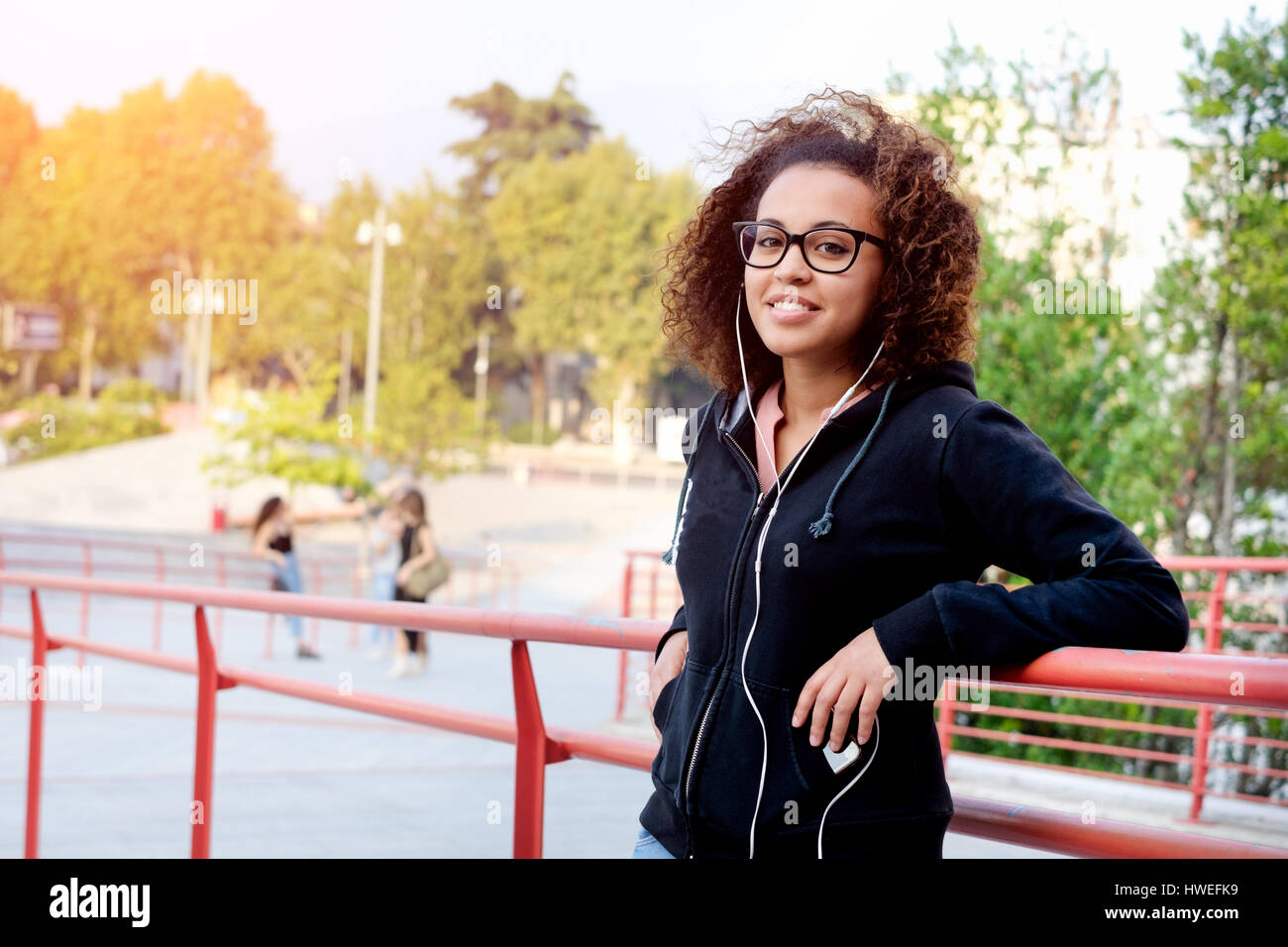 Schwarze Afro-American Girl Musik über Kopfhörer hören Stockfoto