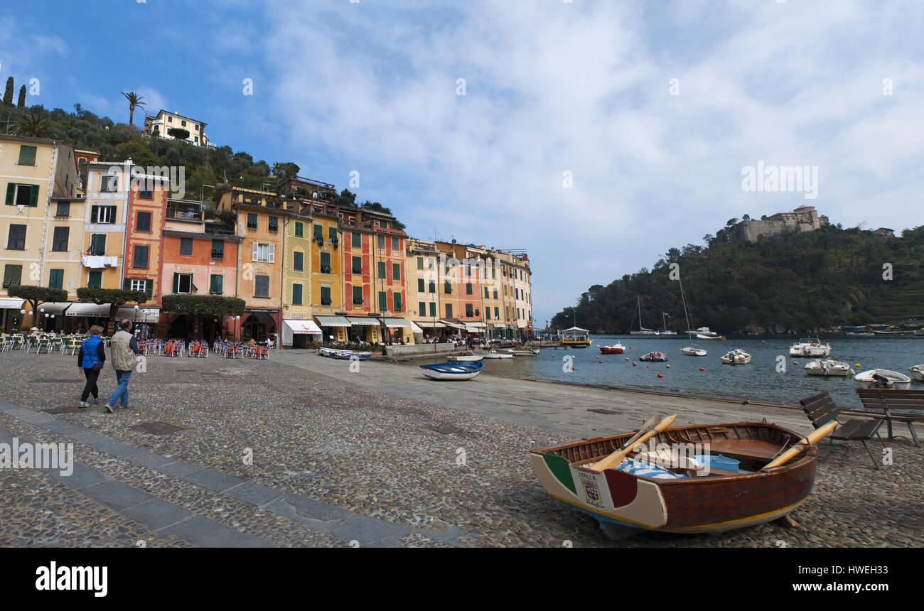 Blick auf die Piazzetta, dem kleinen Quadrat von Portofino, einem italienischen Fischerdorf bekannt für seinen malerischen Hafen und den bunten Häusern Stockfoto