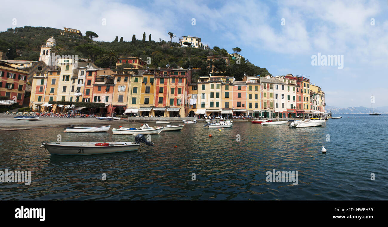 Ligurien, Italien: Blick auf die Bucht von Portofino, einem italienischen Fischerdorf bekannt für seine malerischen Hafen, die bunten Häuser Stockfoto