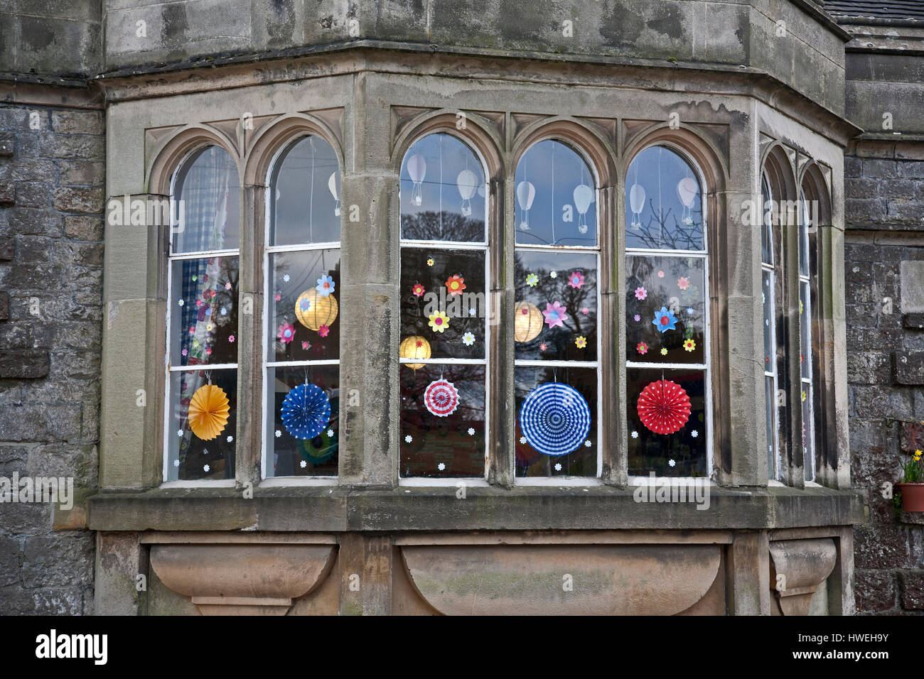 Dorf Kindergarten Fenster geschmückt Brightfully Stockfoto