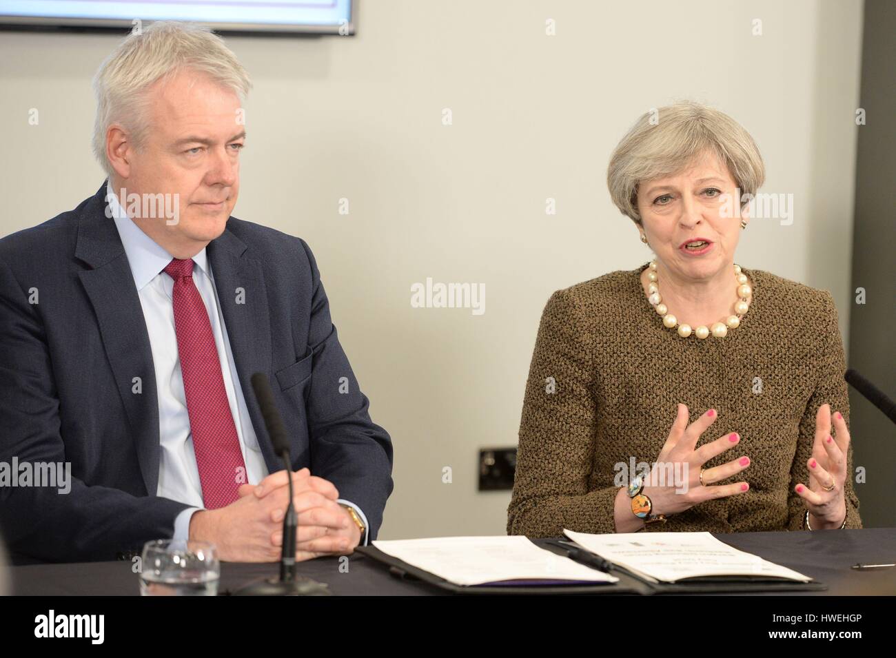 Premierminister Theresa May (rechts) und ersten Minister Carwyn Jones während eines bilateralen Treffens im Liberty Stadium in Swansea, wie She Gesichter Druck auf um die Union im Zuge der trennenden Austritt Stimmen zusammen zu halten. Stockfoto