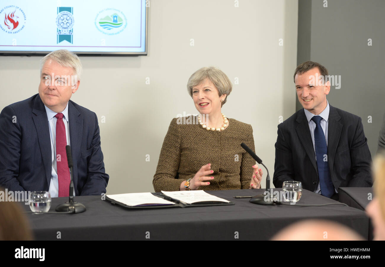 (links nach rechts) Erste Minister Carwyn Jones, Premierminister Theresa May und Welsh Sekretär Alun Cairns während eines Treffens im Liberty Stadium in Swansea, wie She Gesichter Druck auf um die Union im Zuge der trennenden Austritt Stimmen zusammen zu halten. Stockfoto