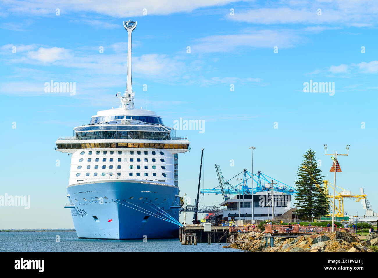 Port Adelaide, South Australia, 14. Februar 2017: MS Ovation der Meere Kreuzfahrtschiff verlassen Außenhafen. Es ist drittes Schiff in der Quantum-Klasse der Stockfoto