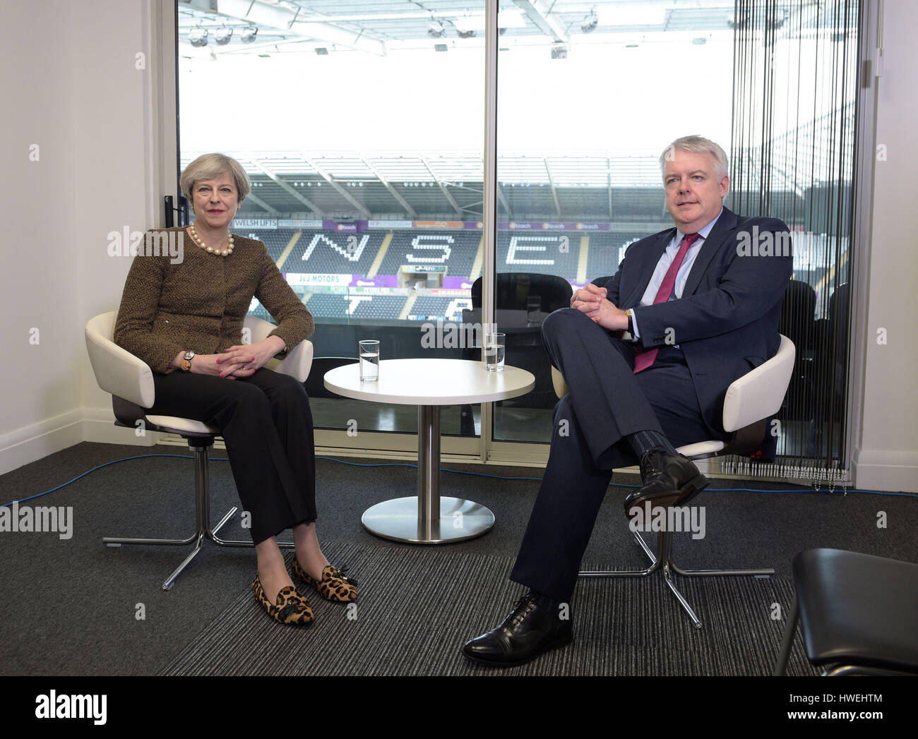 Premierminister Theresa May (links) und erster Minister Carwyn Jones nach einer Besprechung im Liberty Stadium in Swansea, als She Gesichter Druck auf um die Union im Zuge der trennenden Austritt Stimmen zusammen zu halten. Stockfoto