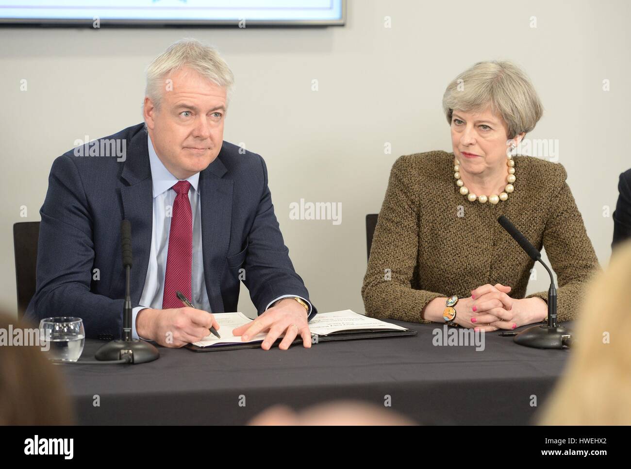 Premierminister Theresa May (rechts) und ersten Minister Carwyn Jones unterzeichnen einen Swansea City Deal während eines Treffens im Liberty Stadium in Swansea, wie sie steht der Druck die Union im Zuge der trennenden Austritt Stimmen zusammen zu halten. Stockfoto