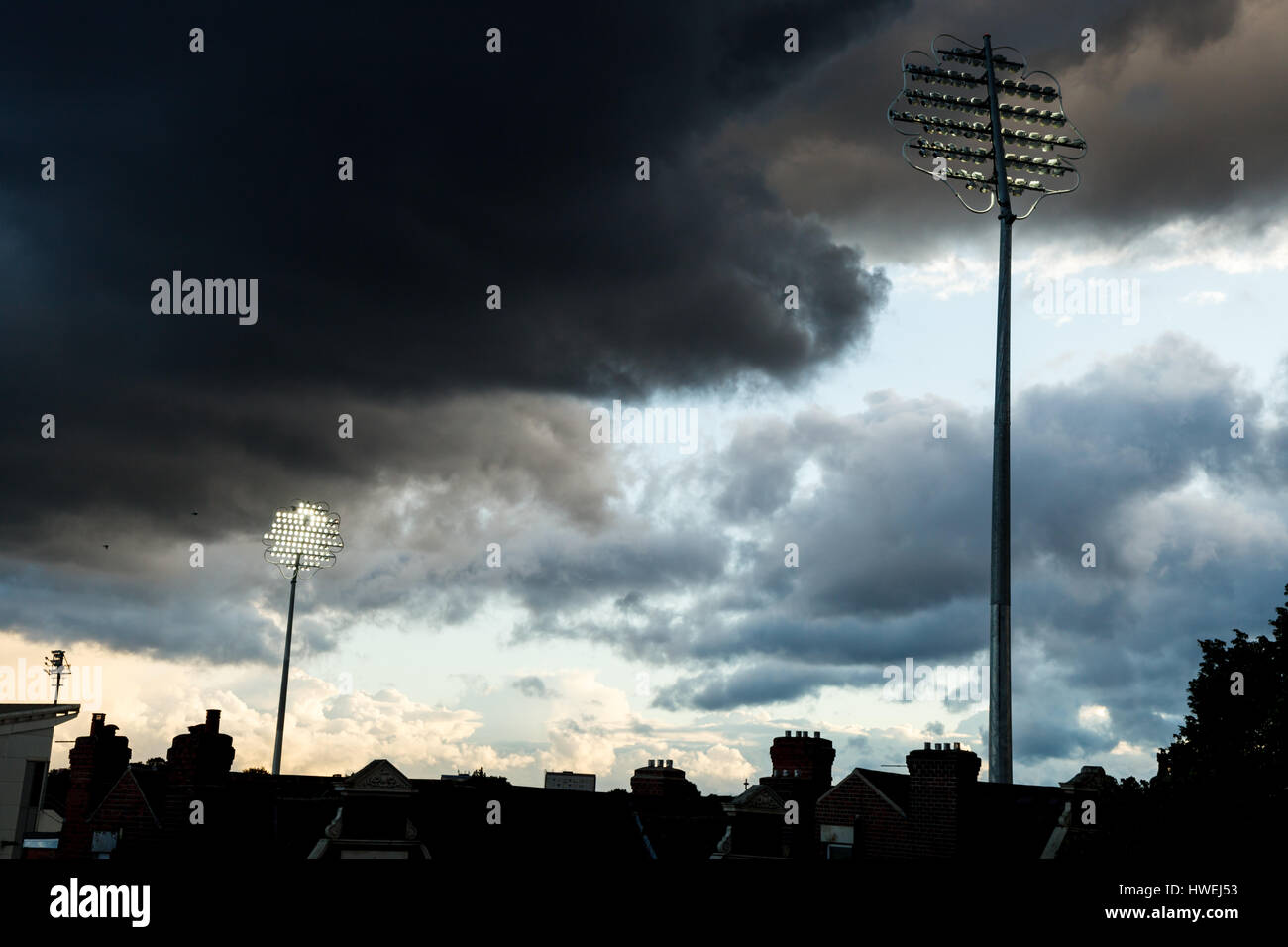 Das Flutlicht von Headingley Cricket Ground Silhouette gegen einen stürmischen Himmel, Leeds, England, Großbritannien Stockfoto
