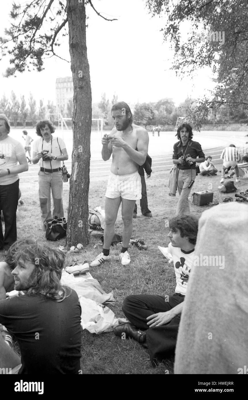 Pinki Floyd Fußball spielen - 22.06.1974 - Frankreich / Burgund (Französisch Region) / Dijon - am Tag nach ihrem Konzert, Mitglieder von Pink Floyd ging zu einem Fußballspiel - Philippe Gras spielen / Le Pictorium Stockfoto