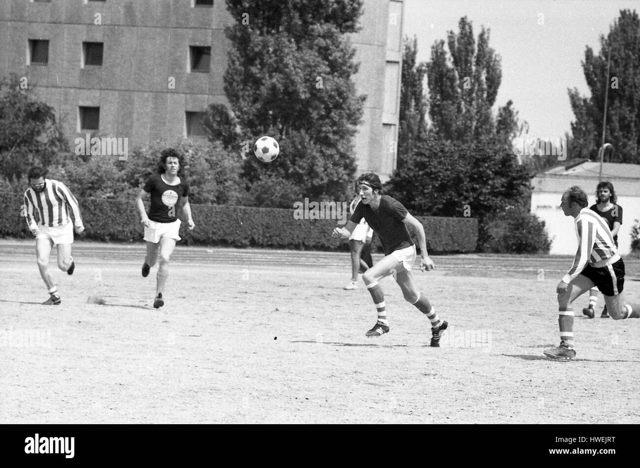 Pinki Floyd Fußball spielen - 22.06.1974 - Frankreich / Burgund (Französisch Region) / Dijon - am Tag nach ihrem Konzert, Mitglieder von Pink Floyd ging zu einem Fußballspiel - Philippe Gras spielen / Le Pictorium Stockfoto