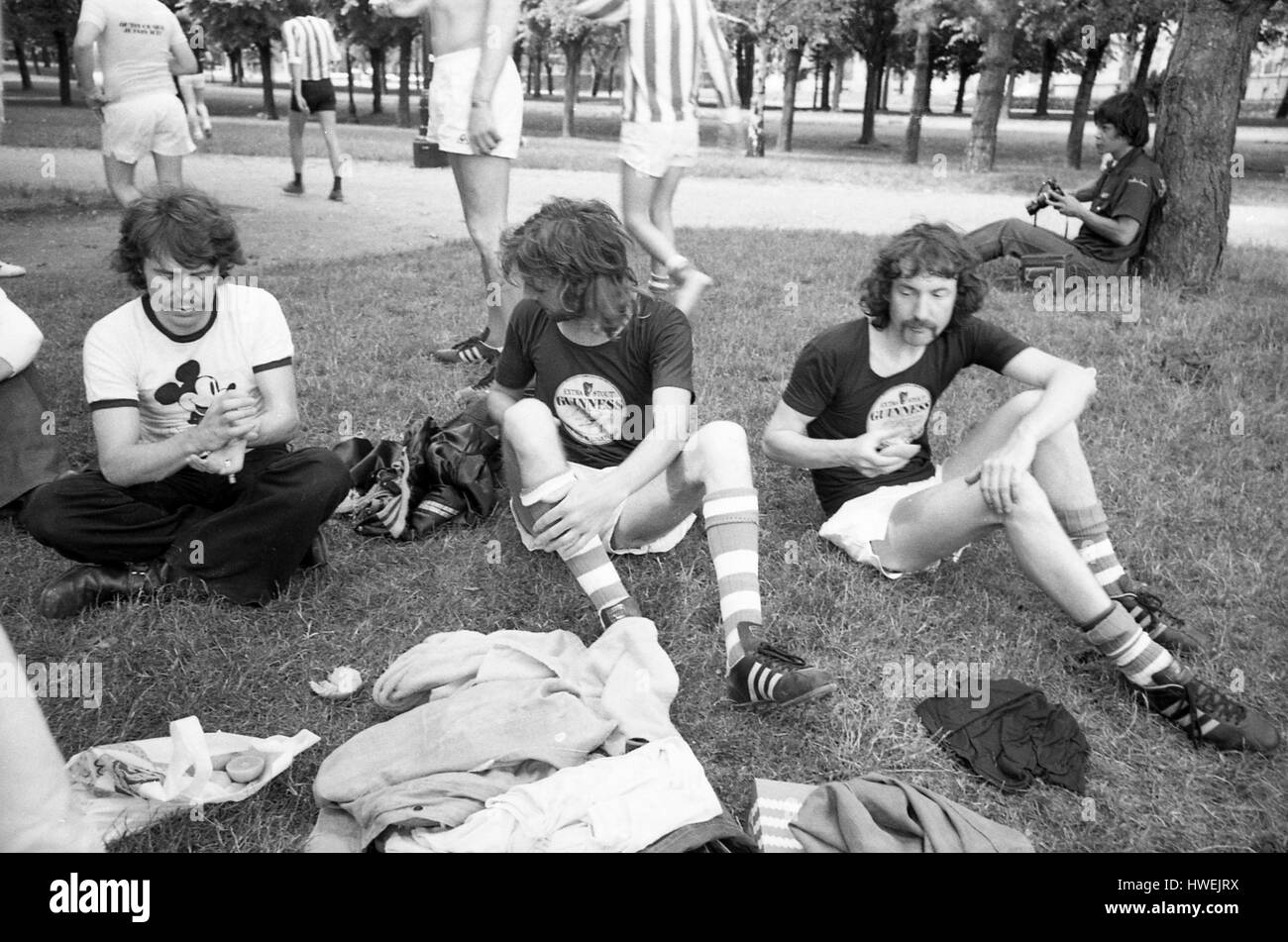 Pinki Floyd Fußball spielen - 22.06.1974 - Frankreich / Burgund (Französisch Region) / Dijon - am Tag nach ihrem Konzert, Mitglieder von Pink Floyd ging zu einem Fußballspiel - Philippe Gras spielen / Le Pictorium Stockfoto