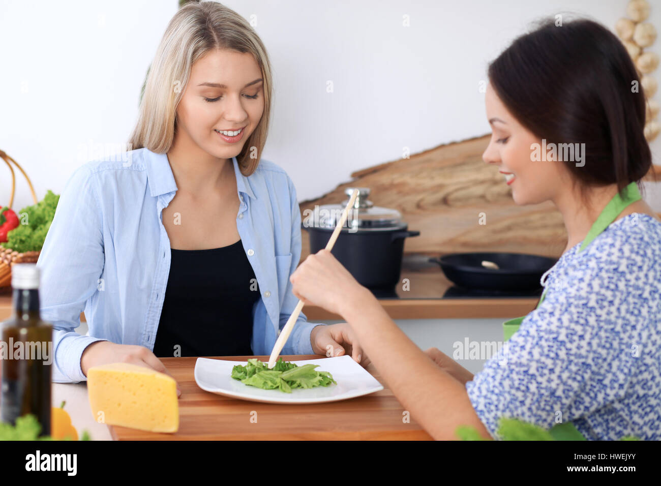 Kochen mit freunden Fotos und Bildmaterial in hoher Auflösung Alamy