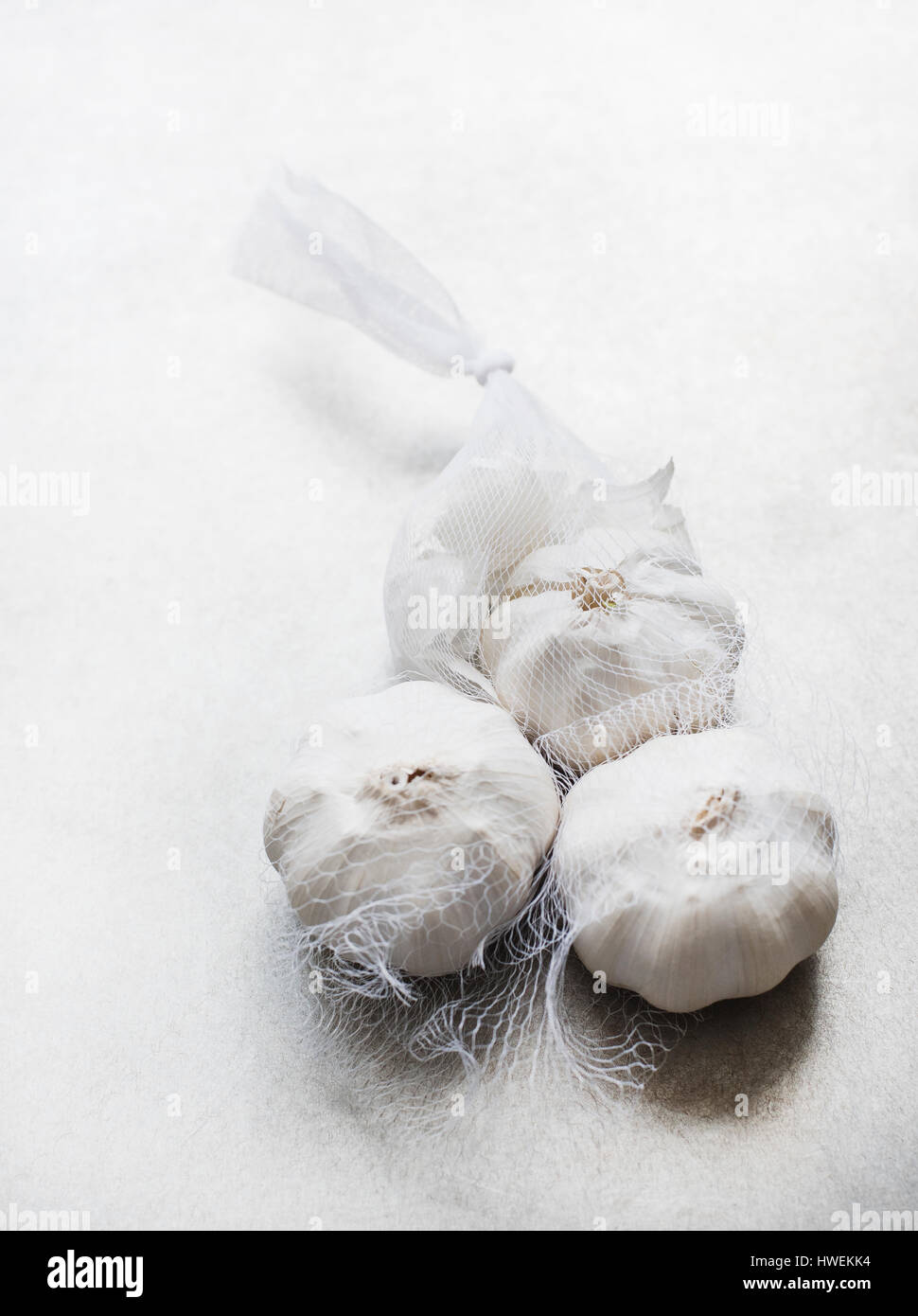 Studio gedreht, Draufsicht von Knoblauch Zwiebeln in weißem Leinen Stockfoto