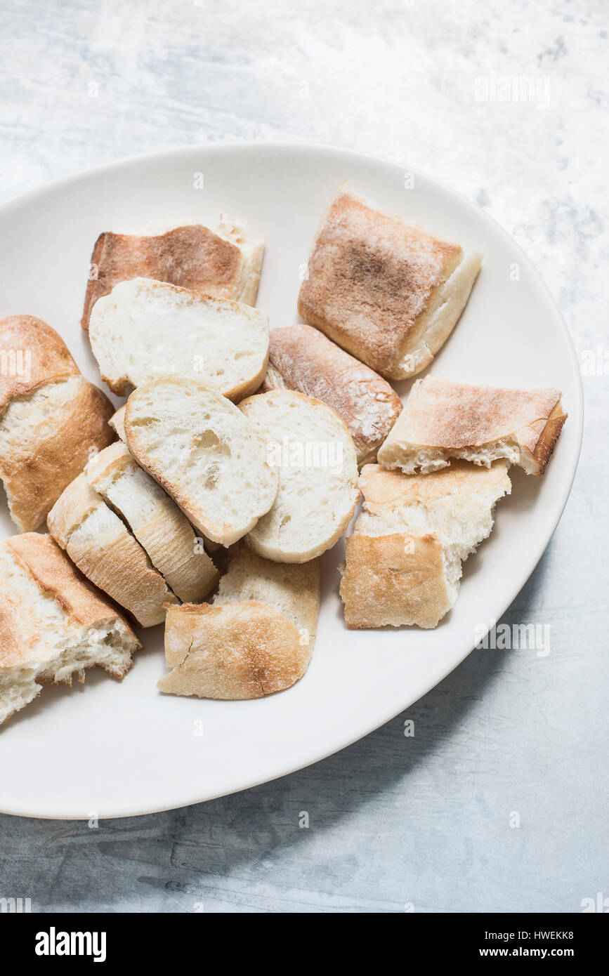 Studio gedreht, Draufsicht der Teller mit in Scheiben geschnittene Baguette und Fladenbrot Stockfoto