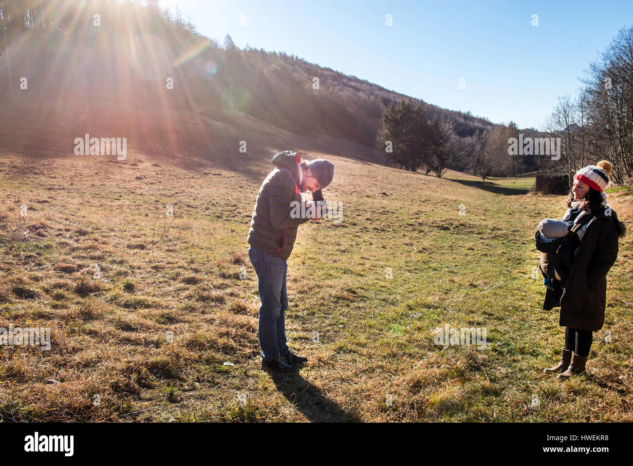 Menschen nehmen Foto von Frau und Baby Boy, mit Mittelformat-Kamera, in ländlicher Umgebung, Italien Stockfoto