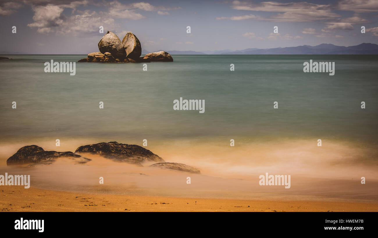 Split apple Rock, Abel Tasman, Neuseeland Stockfoto