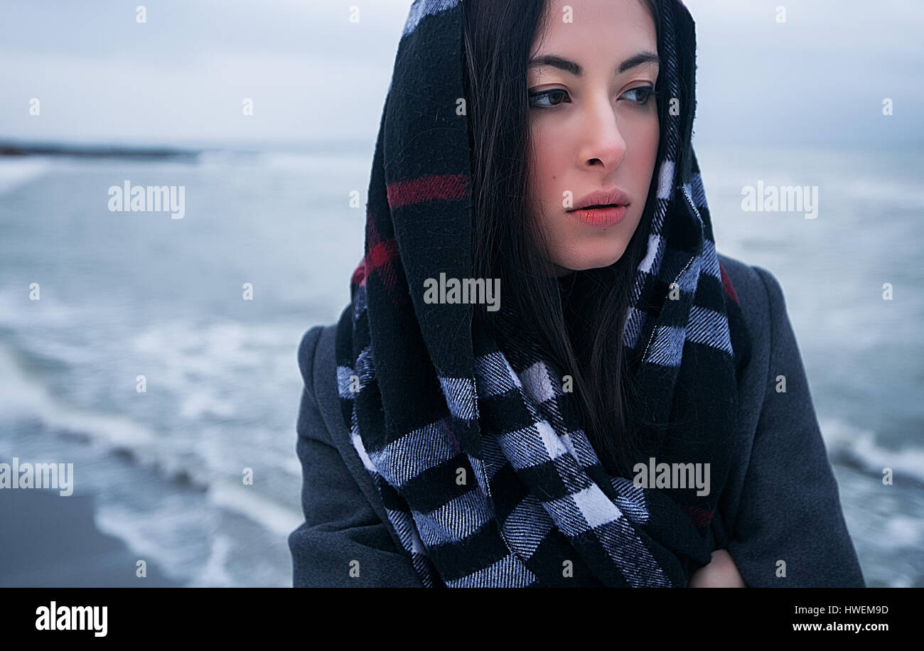 Frau im Winterurlaub, Odessa, Ukraine Stockfoto