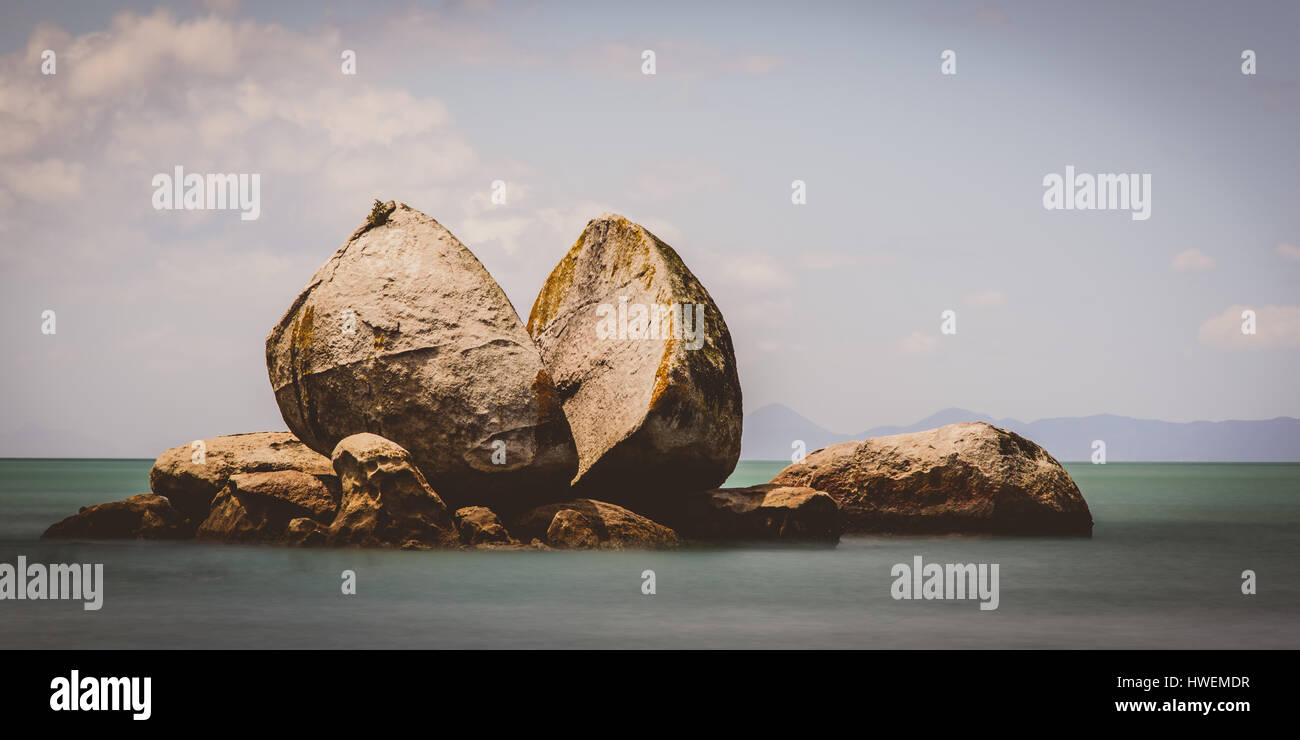 Split apple Rock, Abel Tasman, Neuseeland Stockfoto