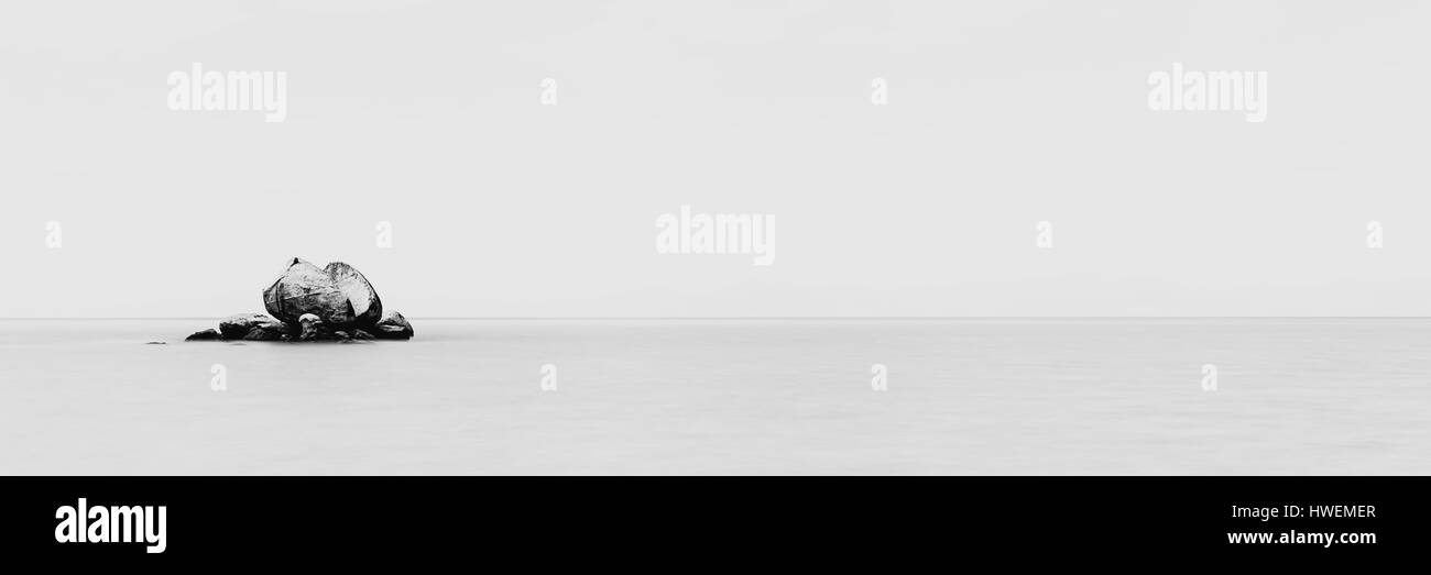 B&w Panorama von Split apple Rock, Abel Tasman, Neuseeland Stockfoto