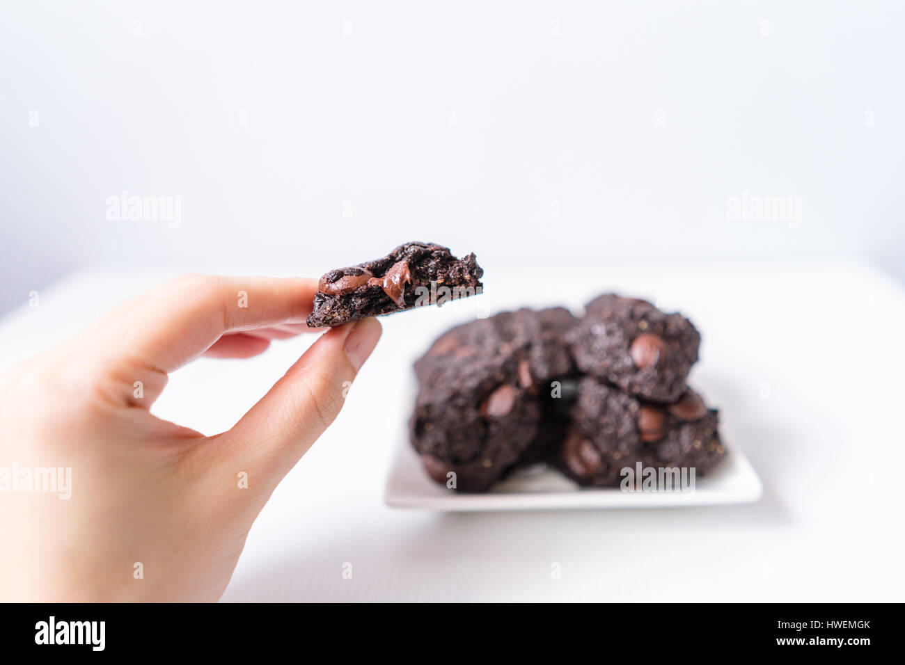 Stack vegane Schokolade Brownie Cookies auf weiße quadratische Platte Stockfoto