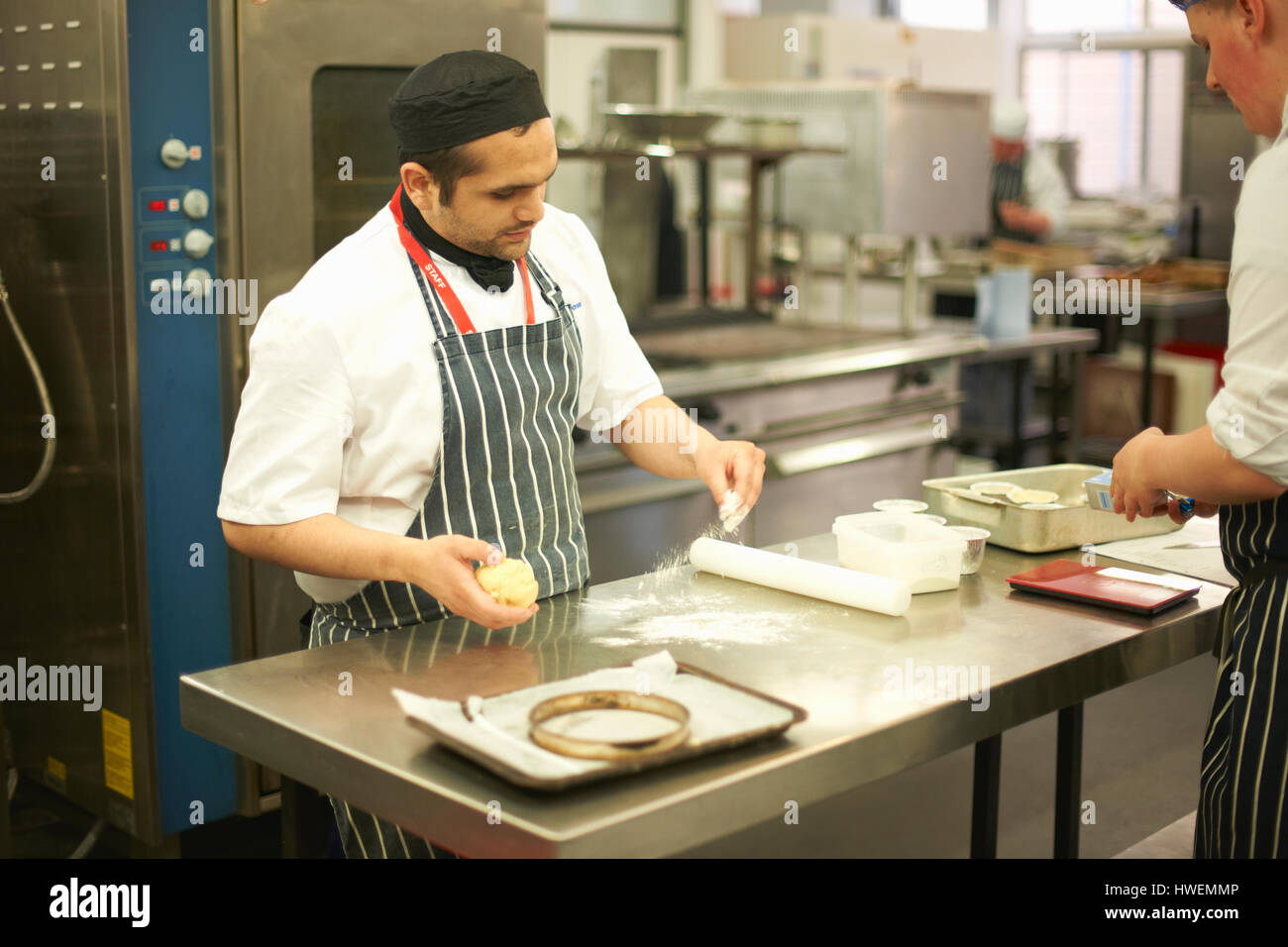 Küchenchef Dozent demonstriert Technik, teenage catering Student an der Küchentheke Stockfoto
