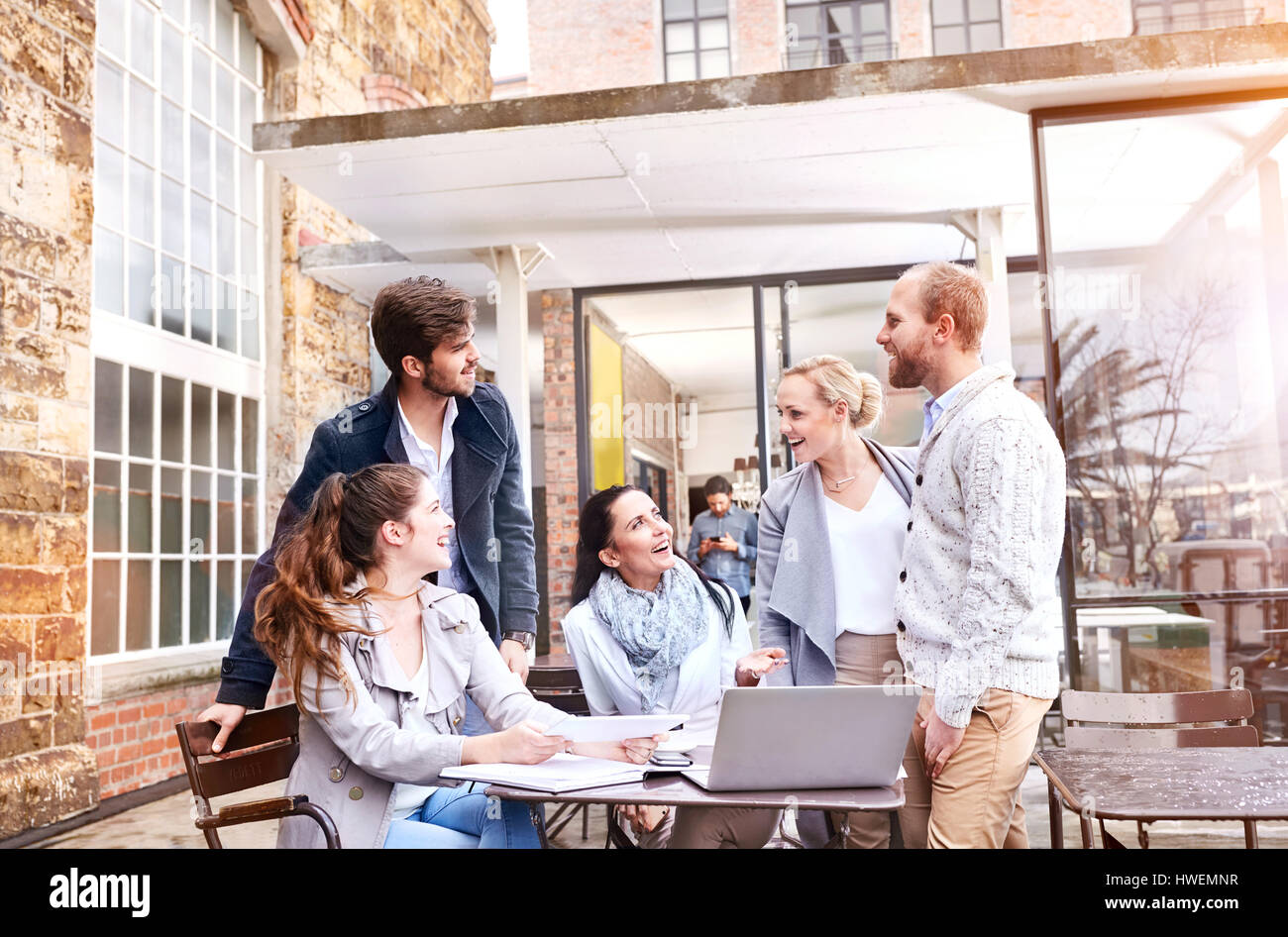 Unternehmerinnen und Unternehmer mit Teamdiskussion Tagung auf Büro-Terrasse Stockfoto