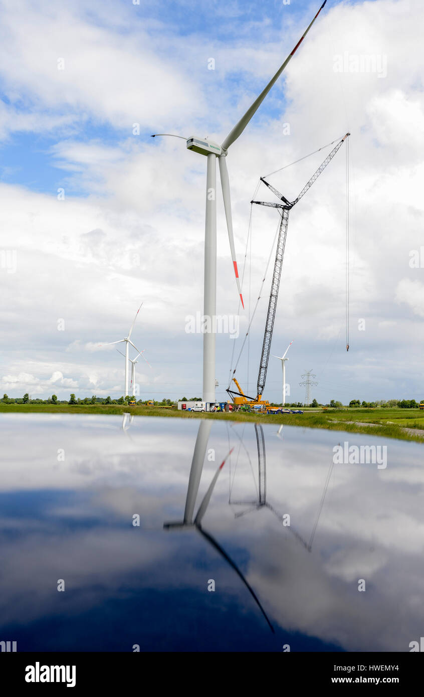 Deutschland Schleswig-Holstein Nortorf, Bau der Windkraftanlage SENVION 3.2M114, Leistung 3,2 Megawatt, Senvion (ehemals REpower AG) ist Teil der indischen Suzlon Group / DEUTSCHLAND Schleswig Holstein Nortorf, Aufbau Einer Windkraftanlage Senvion 3.2M 114 Stockfoto