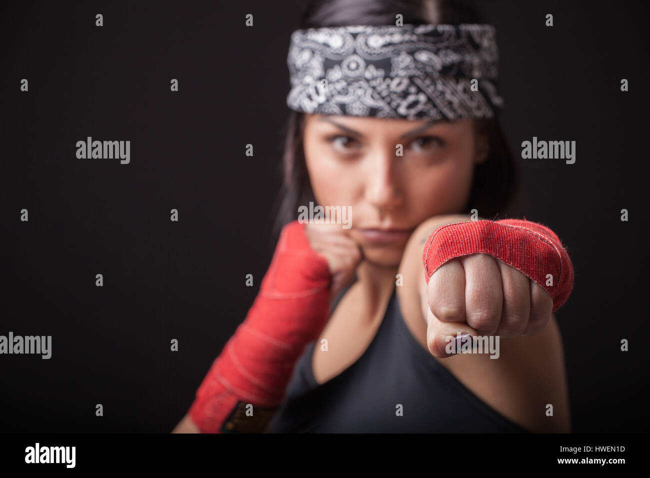 Porträt der jungen Frau bei der Bekämpfung der Haltung Stockfoto