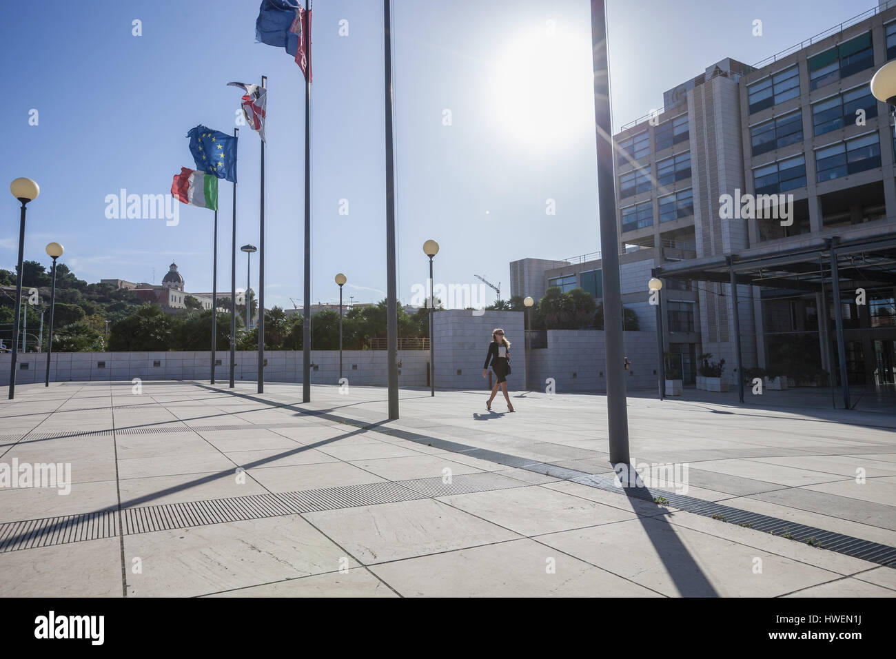 Junge Geschäftsfrau walking im Freien, wandern vorbei an europäische Flaggen Stockfoto