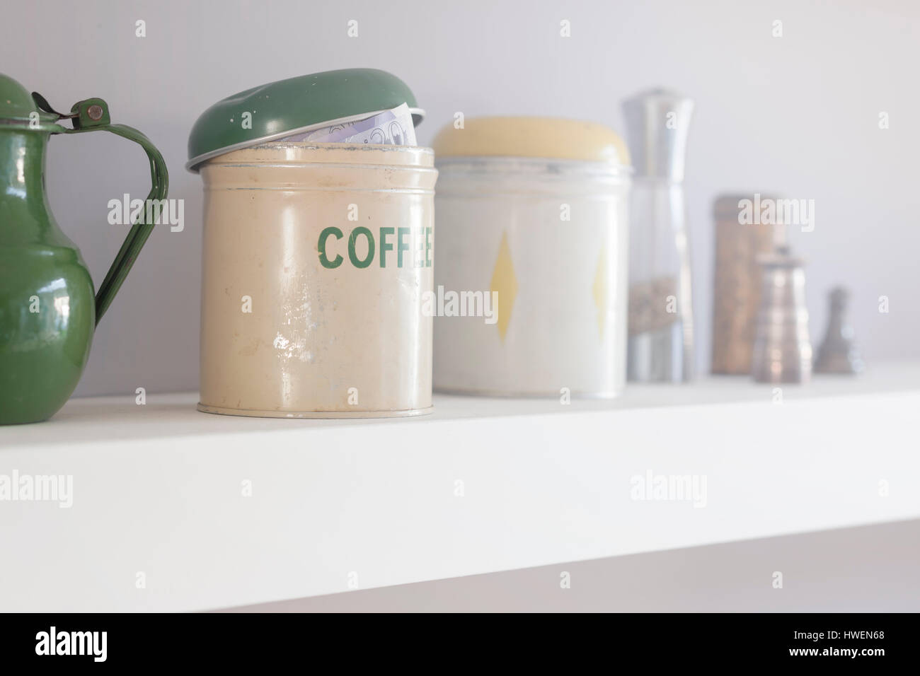 Cash-Einsparungen in Kaffee-Glas Stockfoto