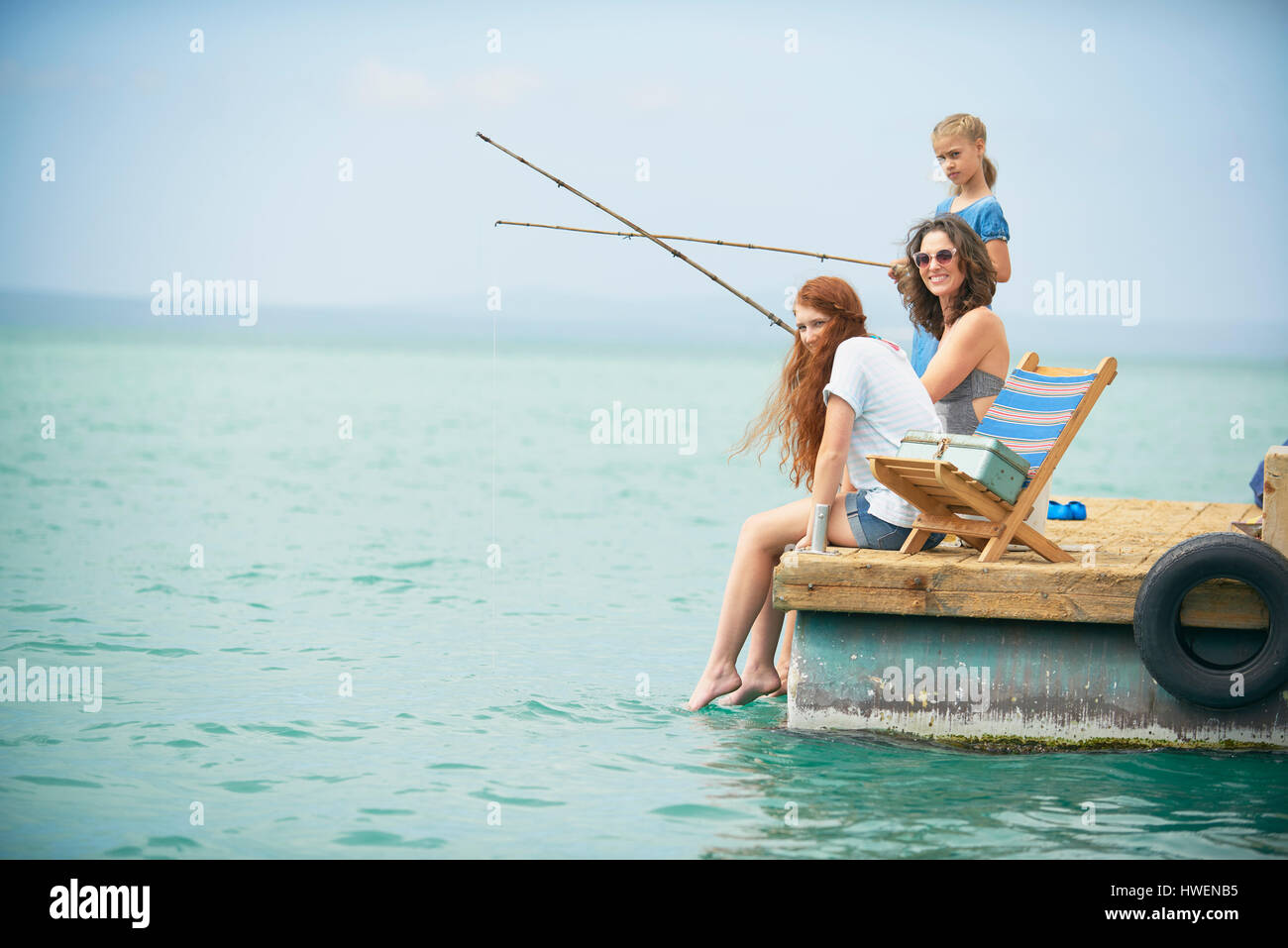 Familie Angeln auf dem Hausboot Deck, Kraalbaai, Südafrika Stockfoto