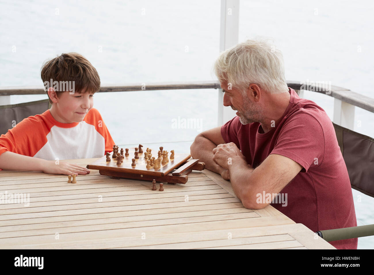 Großvater und Enkel spielt Schach Stockfoto