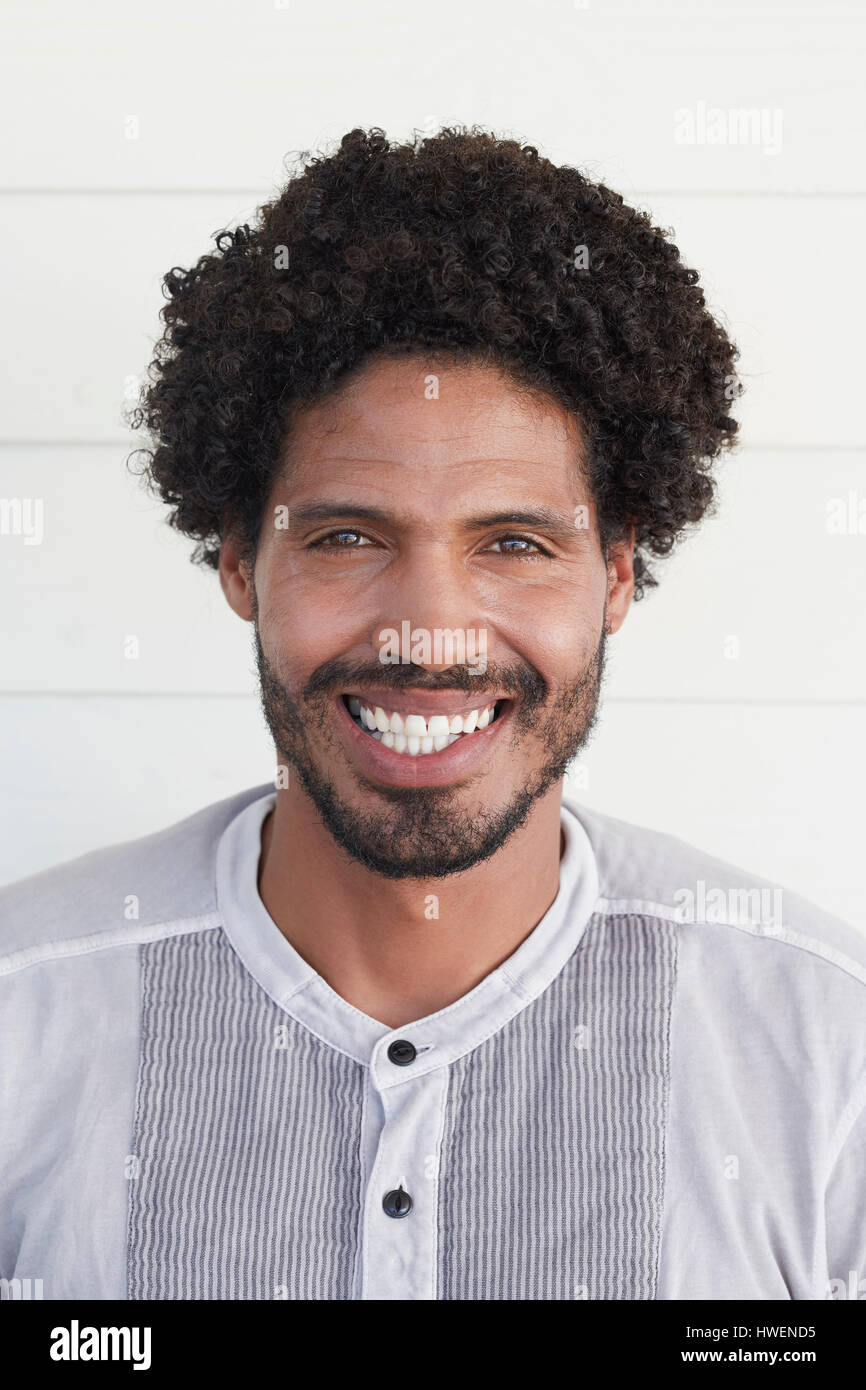 Porträt des Mannes Blick auf die Kamera zu Lächeln Stockfoto
