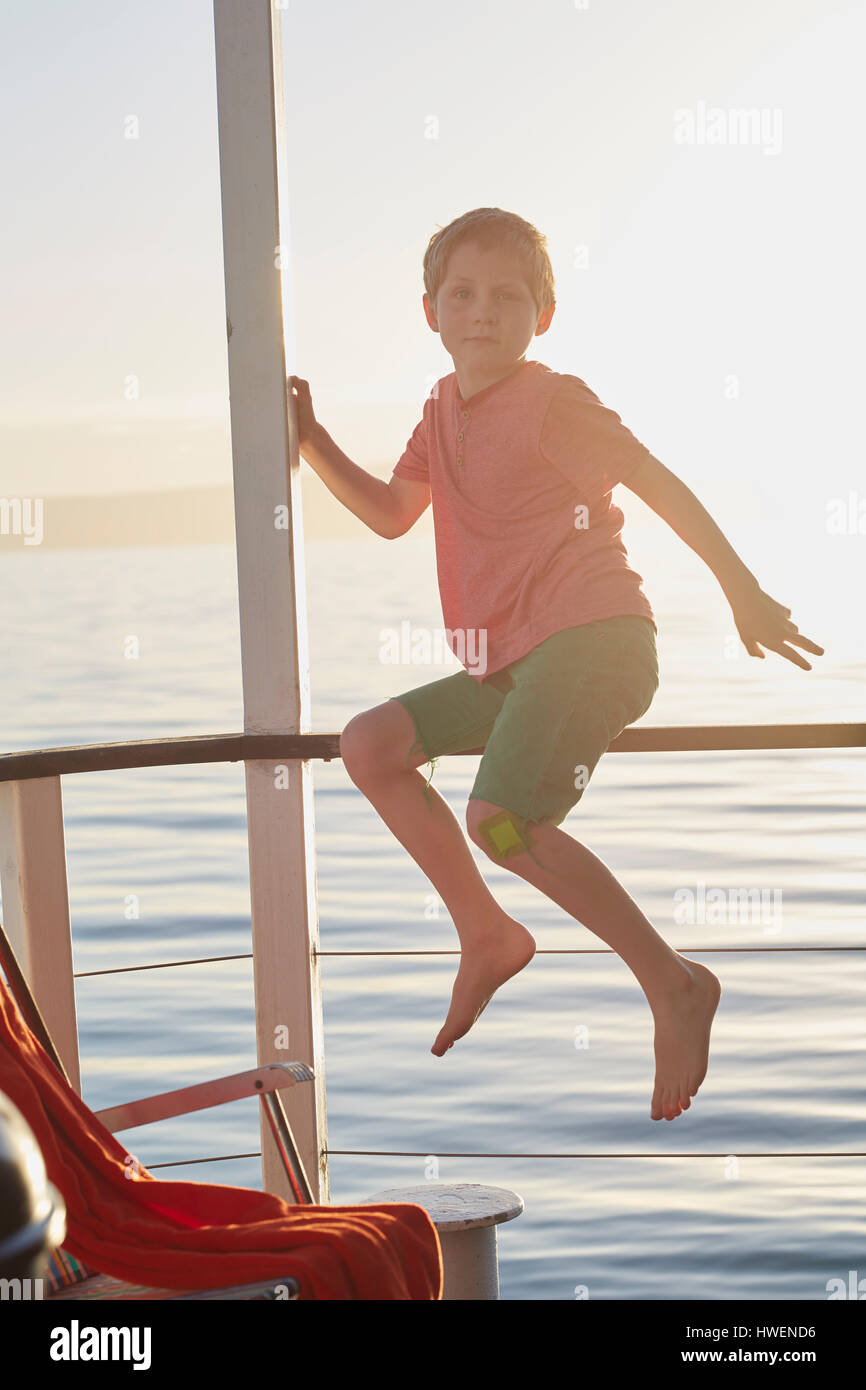 Porträt eines jungen auf dem Hausboot Sun Deck, Kraalbaai, Südafrika Stockfoto