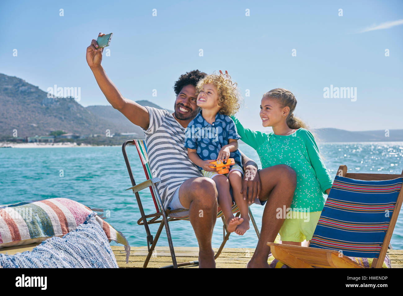 Familie nehmen Selfie auf dem Hausboot Deck, Kraalbaai, Südafrika Stockfoto