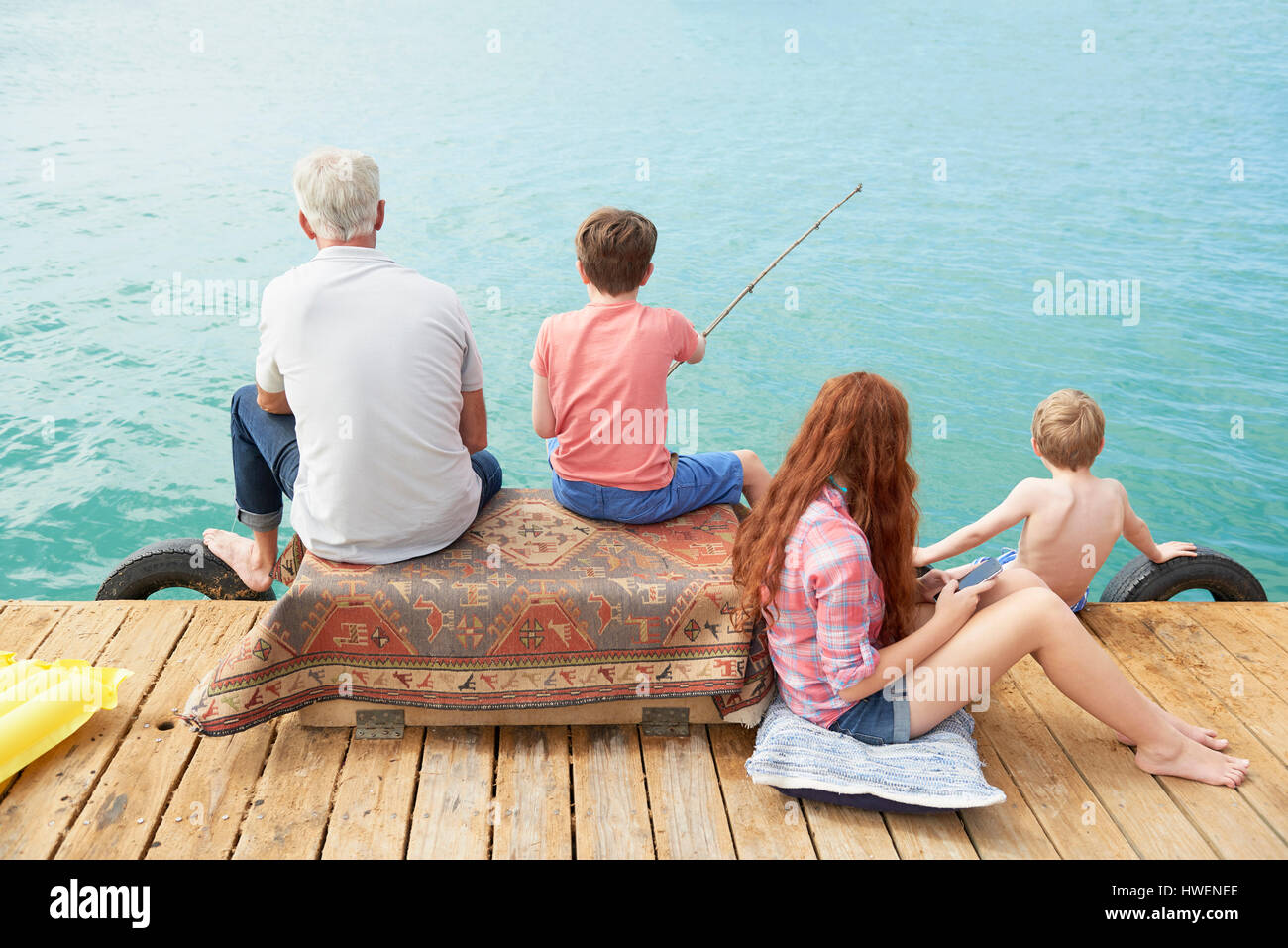 Familie entspannend auf Hausboot Sonnendeck, Kraalbaai, Südafrika Stockfoto