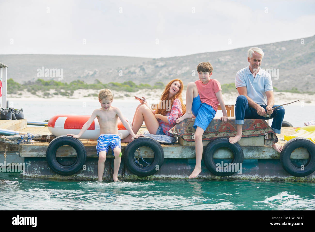 Familie entspannend auf Hausboot Sonnendeck, Kraalbaai, Südafrika Stockfoto