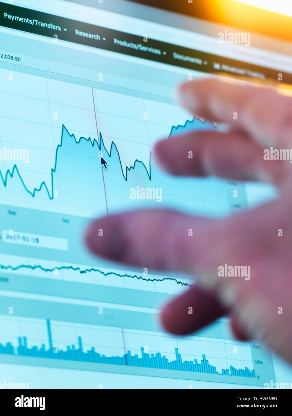 Investor, die Firma Aktie Preis Marktdaten auf einem Laptopcomputer anzeigen Stockfoto