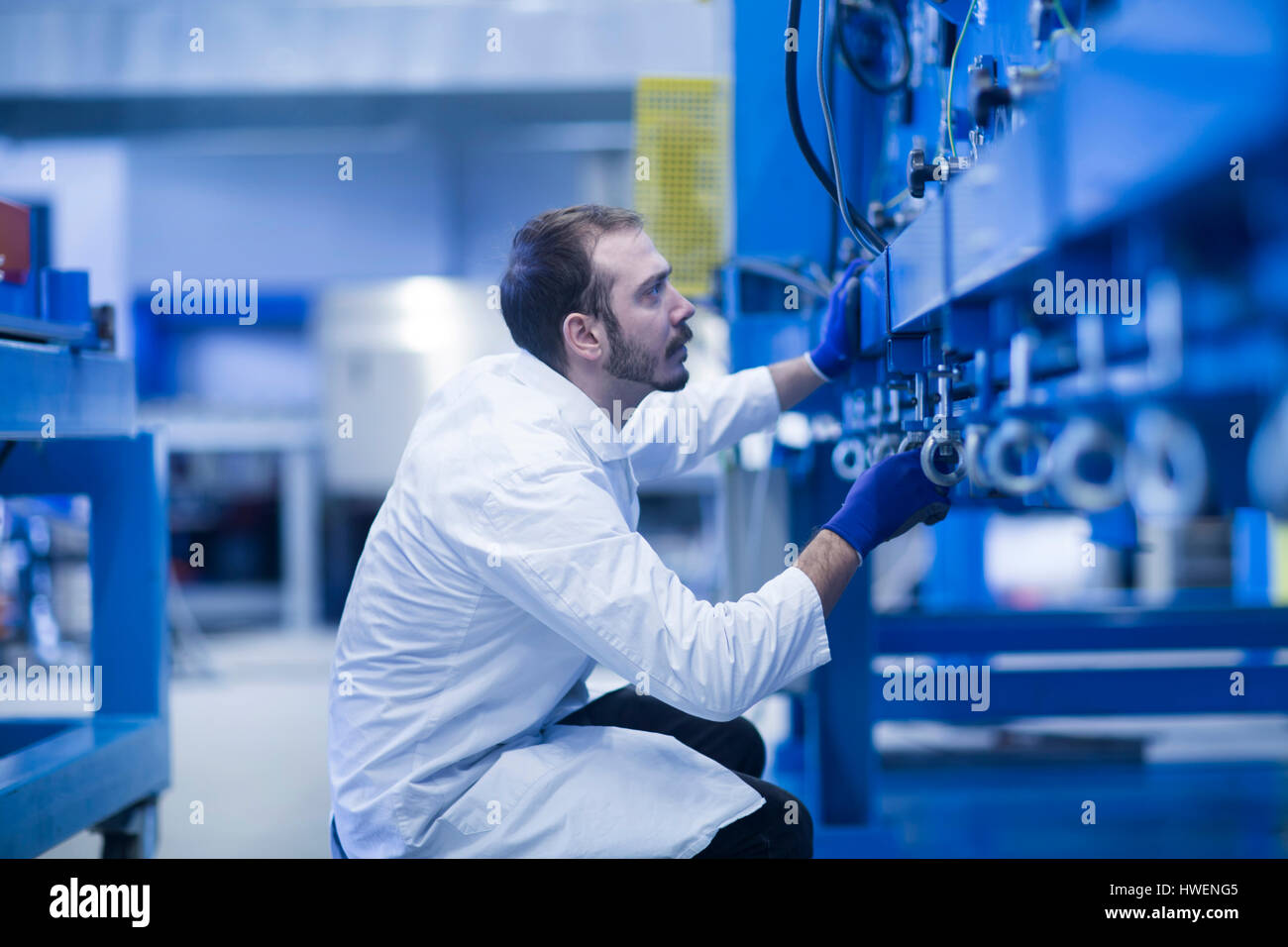 Wissenschaftler prüfen Schwermaschinen Stockfoto