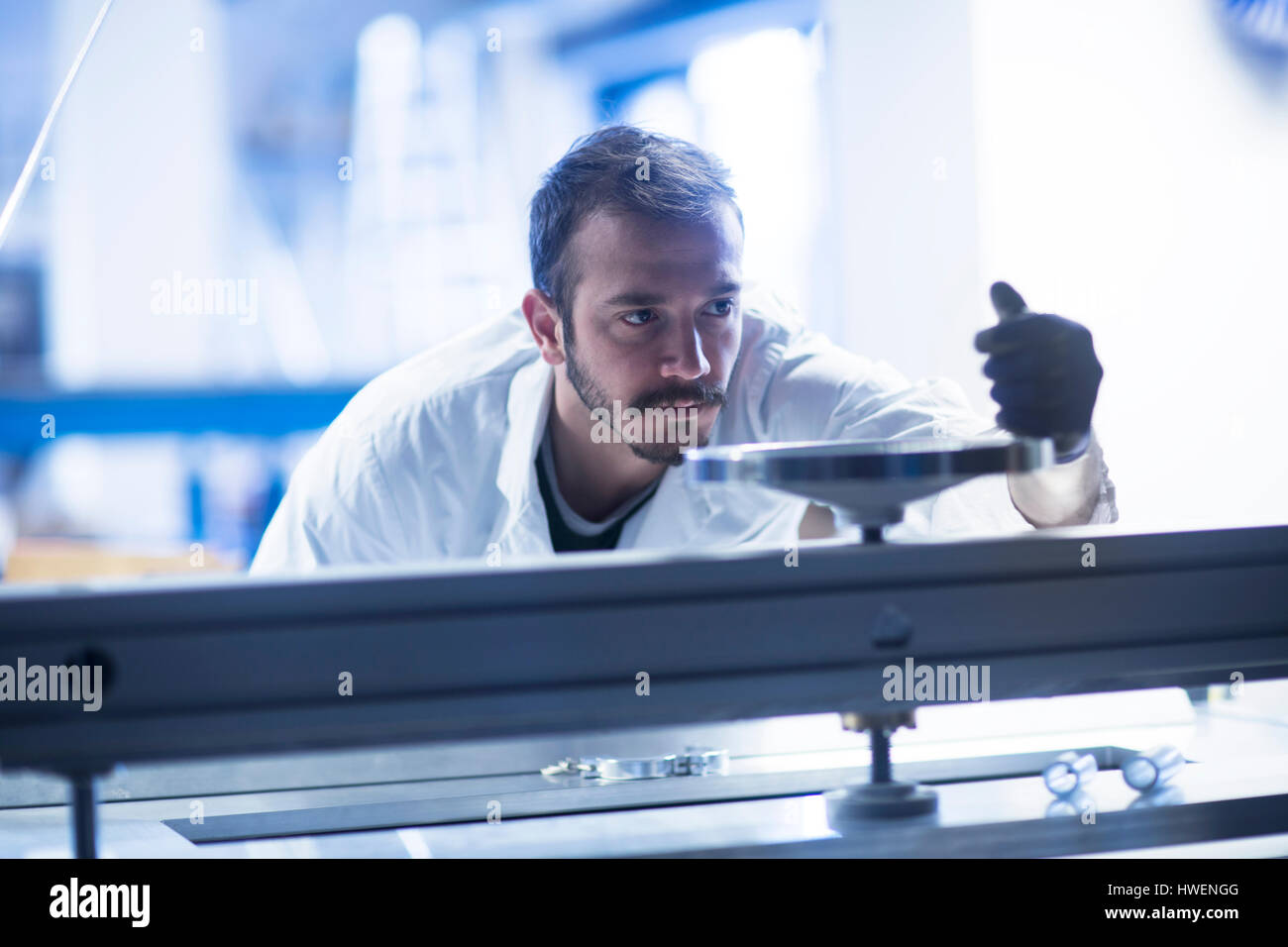 Wissenschaftler, die Bedienung von schweren Maschinen Stockfoto