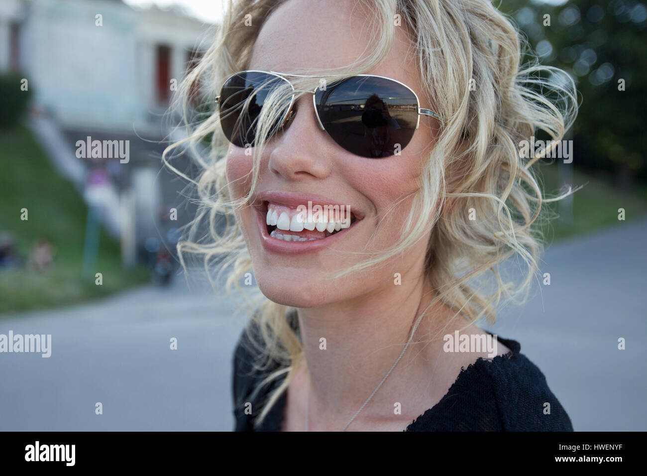 Porträt von Blondine Mitte Erwachsene Frau mit Sonnenbrille im park Stockfoto