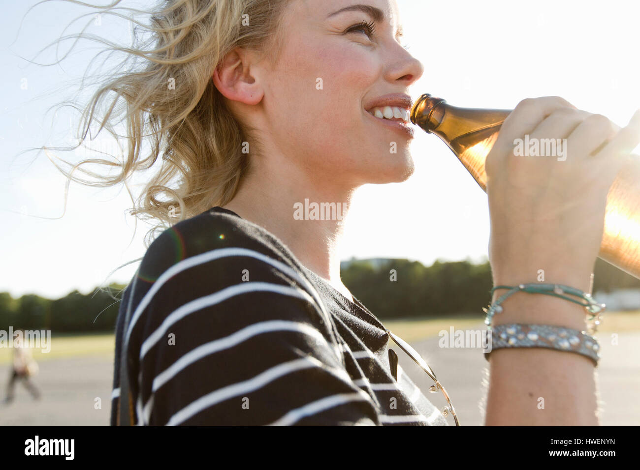 Mitte erwachsenen Frau trinkt Bier in Flaschen im freien Stockfoto
